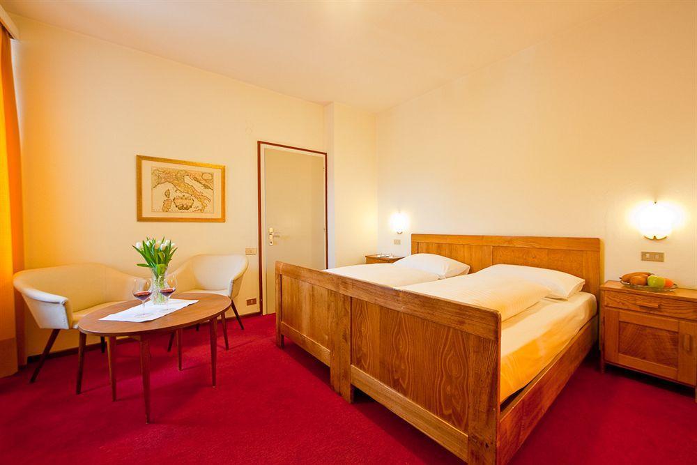 Elefant Hotel Ora / Auer