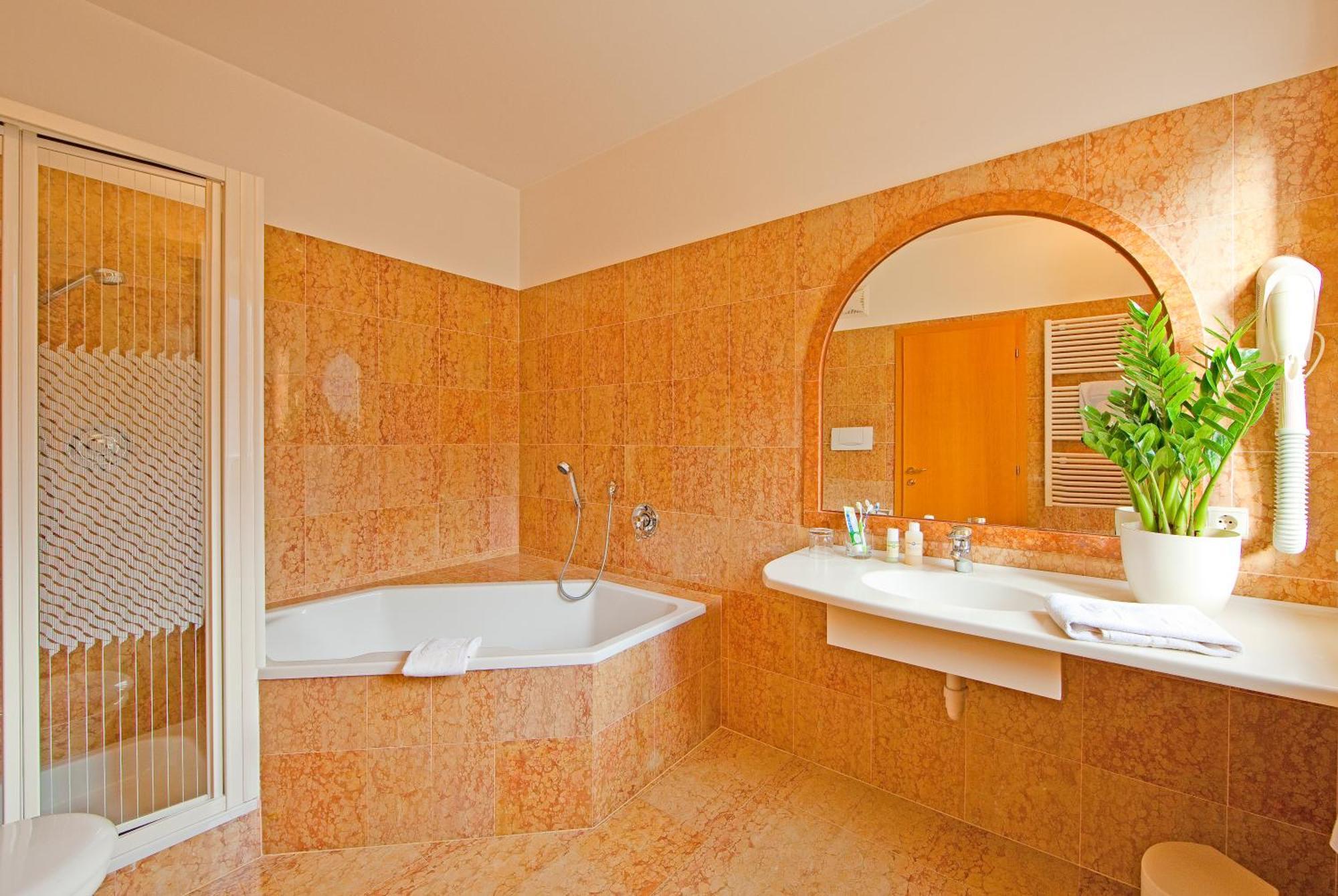 Hotel Elefant Ora / Auer